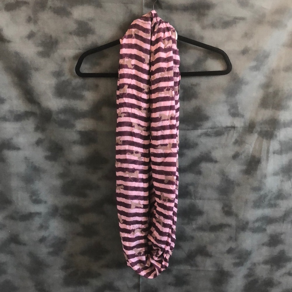 Striped scarf with horses